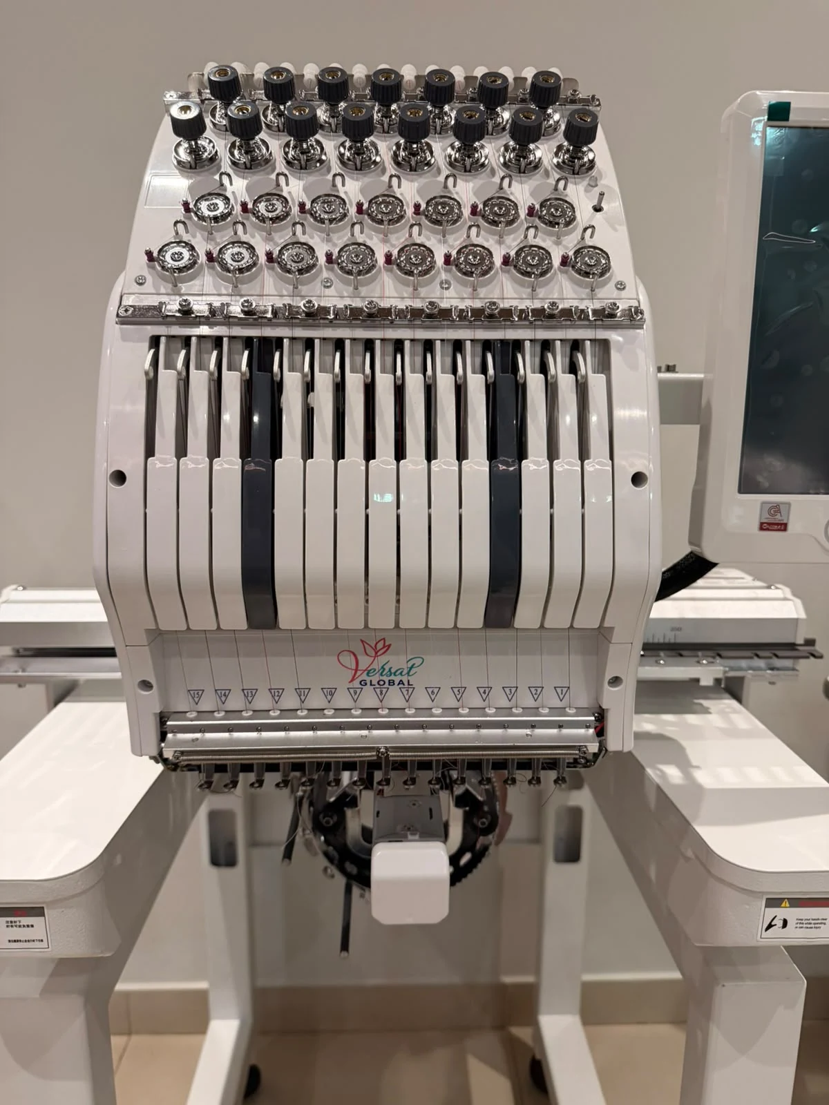 Vista frontal da máquina de bordado industrial Versat Global de 1 cabeça